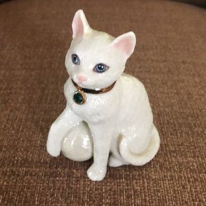 Lenox Birthstone Cat with Yarn Ball and Green Eyes